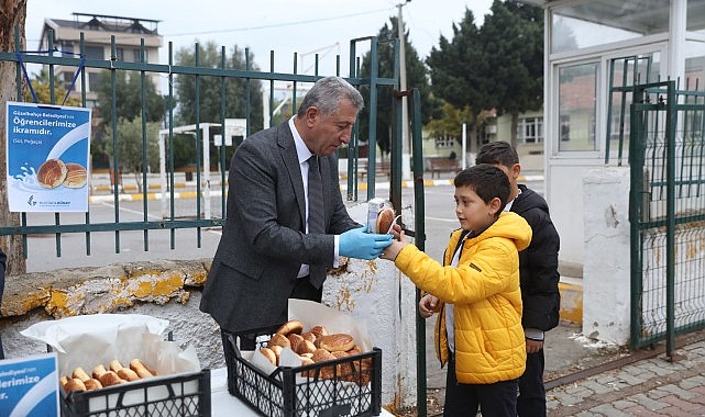 Güzelbahçe Belediyesi’nden öğrencilere süt ve pohaça